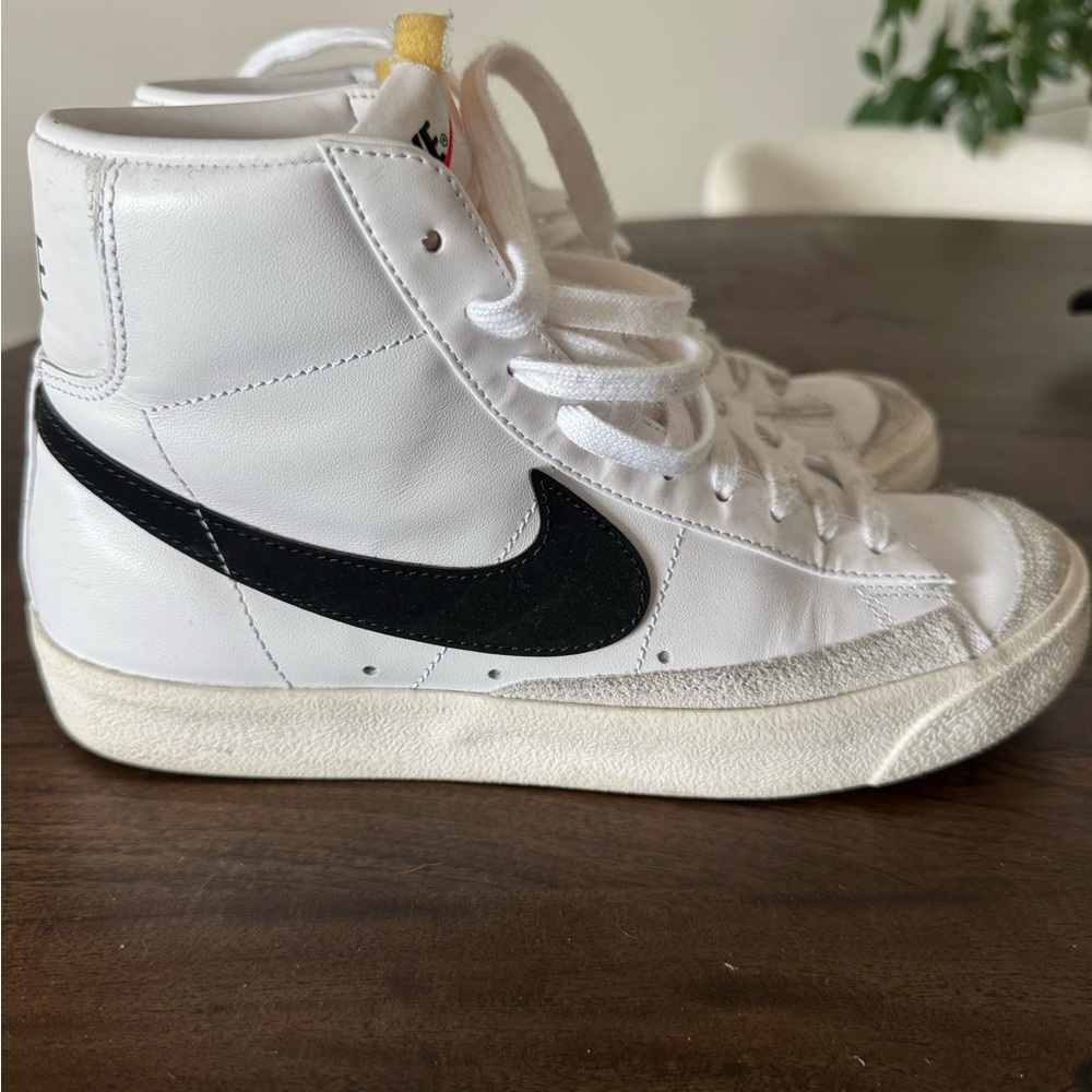 Nike Women’s Blazer Mid 77 - Picture 2 of 8